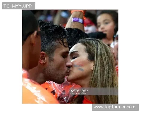 足球界最具人气的十大情侣球星揭晓 他们的爱情故事感动了无数粉丝 足球界最具人气的十大情侣球星揭晓 他们的爱情故事感动了无数粉丝