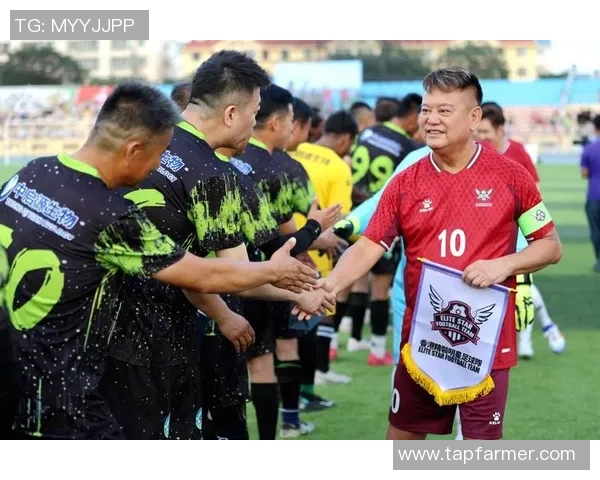 穿长袖征战绿茵场的足球明星盘点及其独特风格解析 穿长袖征战绿茵场的足球明星盘点及其独特风格解析