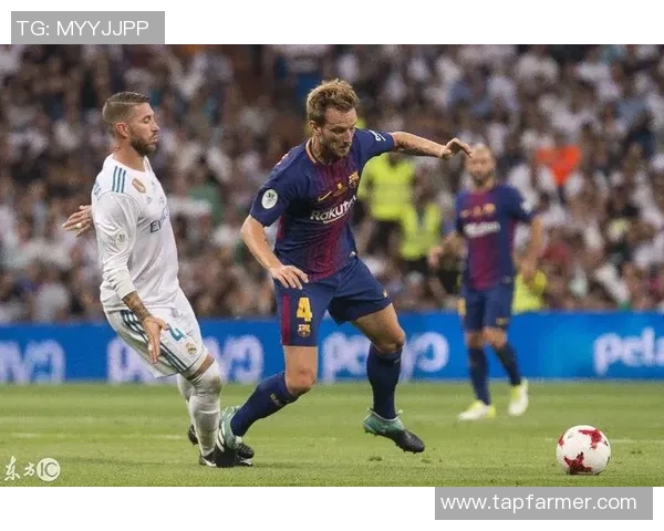 拉莫斯球星经典瞬间挂画 诠释足球传奇精神与荣耀时刻